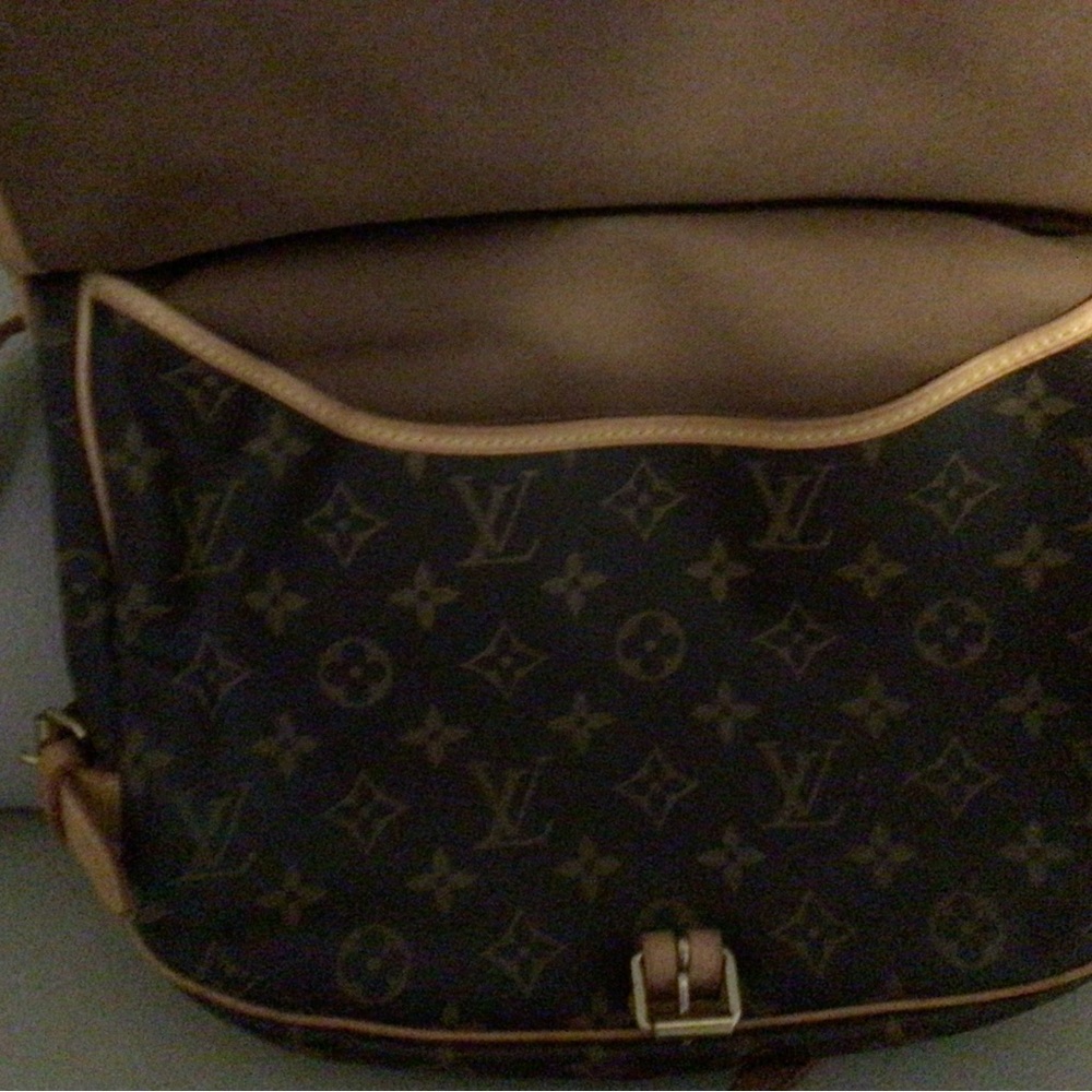Louis Vuitton Saumur 35 Messenger Bag - Picture 4 of 16